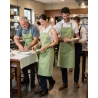 Tablier à bavette “Colours” – Pistachio (vert pistache) — mise en situation : tablier_salle_equipe,