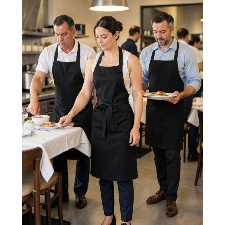 Tablier Coton avec Poche K885 Noir – Personnalisable | Label Blouse — mise en situation : tablier_salle_equipe,