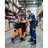 Pantalon de travail haute visibilité orange fluo et marine — mise en situation : hv_entrepot_action,