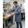 Blouse de Travail Bleu Gris Col Tailleur Personnalisable — mise en situation : Industrie, Action métier