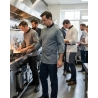 Veste de cuisine manches longues gris et noir — mise en situation : Cuisine / restauration, brigade_equipe