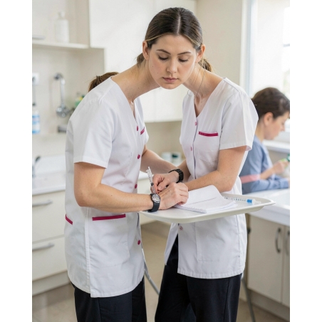 Tunique medical femme Blanc Pressions fushia — mise en situation : Médical / infirmier, soin_gros_plan
