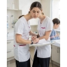 Tunique medical femme Blanc Pressions fushia — mise en situation : Médical / infirmier, soin_gros_plan