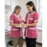 Tunique médicale Rose fushia et Blanc infirmière petite enfance — mise en situation : Médical / infirmier, soin_gros_plan
