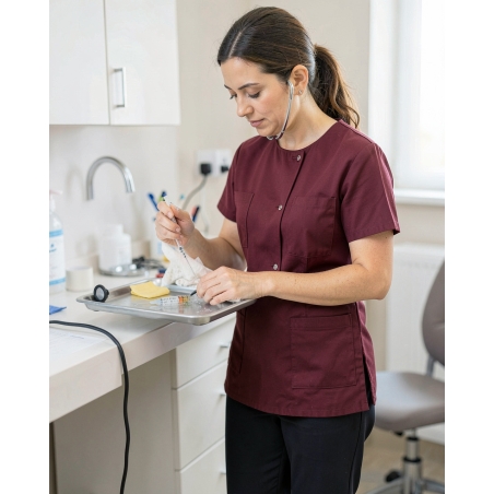 Blouse medicale femme Tunique de travail brodeaux manches courtes — mise en situation : Médical / infirmier, soin_gros_plan
