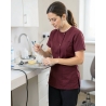 Blouse medicale femme Tunique de travail brodeaux manches courtes — mise en situation : Médical / infirmier, soin_gros_plan