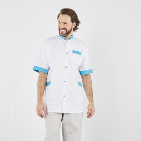 Blouse médicale homme blanche à finitions turquoise portée, vue de face