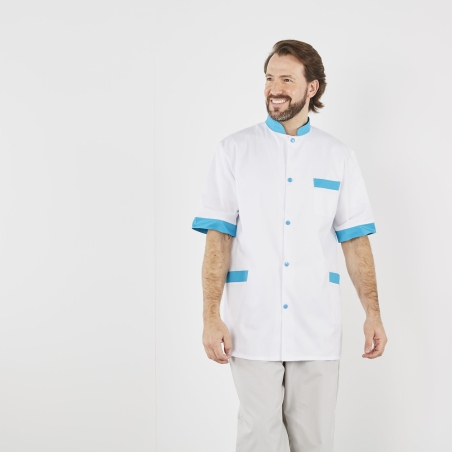 Tunique médicale homme blanche et turquoise portée, vue de trois quarts