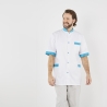Tunique médicale homme blanche et turquoise portée, vue de trois quarts