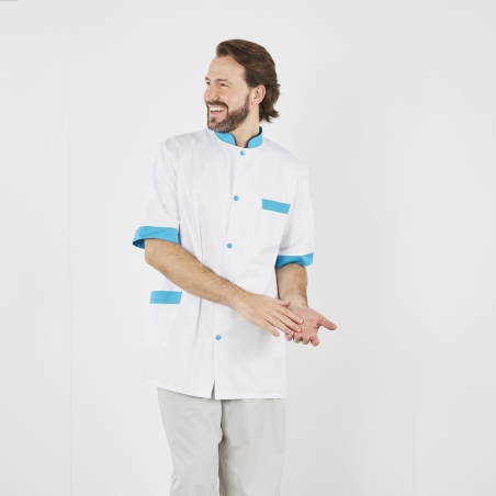 Tunique blanche homme à pressions turquoise, portée de profil