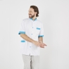 Tunique blanche homme à pressions turquoise, portée de profil