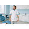 Tunique médicale homme blanche et turquoise dans un cabinet dentaire