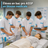 Élèves en bac pro ASSP en tunique médicale blanche et turquoise