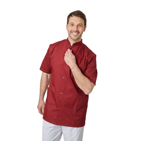 Veste de cuisine bordeaux col mao portée, main au col