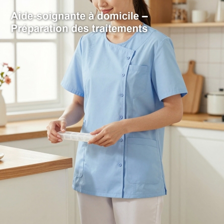 Blouse médicale Julia bleu ciel portée par une aide-soignante à domicile préparant un pilulier