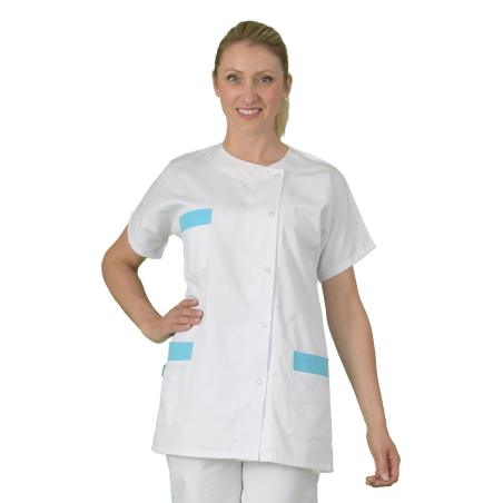 Aide-soignante en tunique médicale blanche et turquoise, vue de face