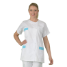 Aide-soignante en tunique médicale blanche et turquoise, vue de face