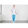 Tunique médicale blanche et turquoise portée en pied, en mouvement