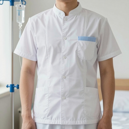 Infirmier en chambre de clinique en tunique médicale homme blanche à poche rayée bleu ciel