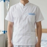 Infirmier en chambre de clinique en tunique médicale homme blanche à poche rayée bleu ciel
