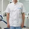 Dentiste au fauteuil en tunique médicale homme blanche, poche poitrine rayée bleu ciel