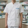 Préparateur en pharmacie au préparatoire en tunique médicale homme blanche à poche rayée ciel