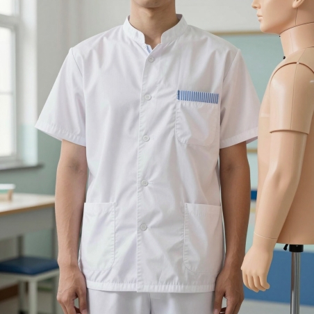 Élève de bac pro ASSP en salle de soins en tunique médicale homme blanche à poche rayée bleu ciel