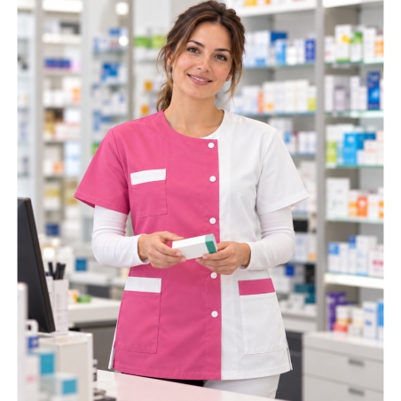 Blouse médicale Julia blanche et rose personnalisable portée en pharmacie