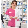 Blouse médicale Julia blanche et rose personnalisable portée en pharmacie