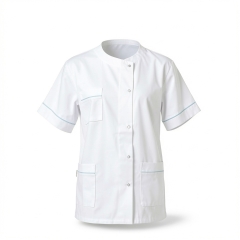 Tunique médicale femme blanche liseré bleu ciel, manches kimono, 3 poches – vue de face