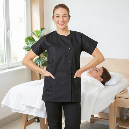 Esthéticienne en tunique médicale femme Julia noire dans une cabine de soin d’institut de beauté